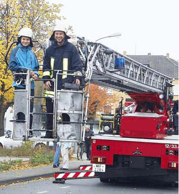 Panoramablick: (v. l.) Jan Bollig und Feuerwehrmann Christian Brockbals genossen den großartigen Ausblick über Neubeckum.    